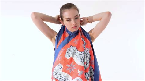 Minute Fashion : leçon n°1 pour nouer son foulard Hermès